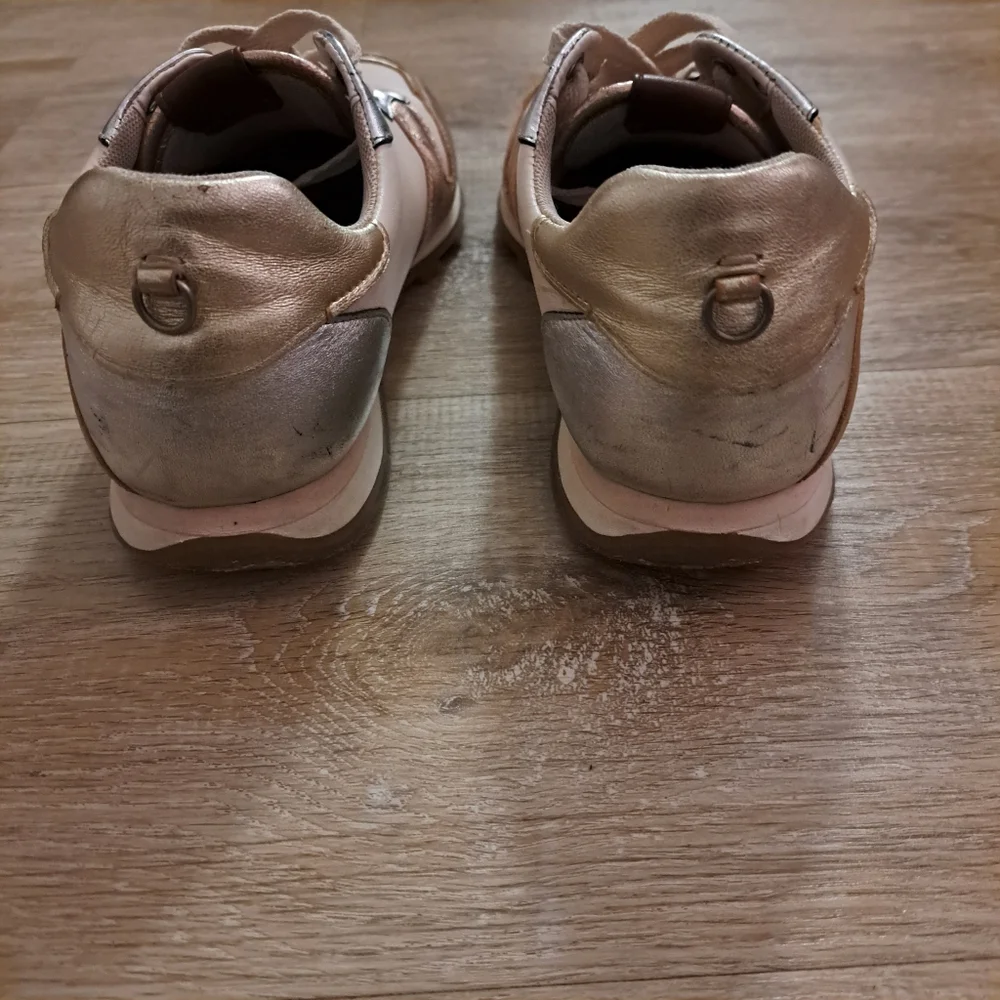 COACH Wave Patchwork Runner Beige Rose Silver Gold Wave Stripes Women's Size 8.5